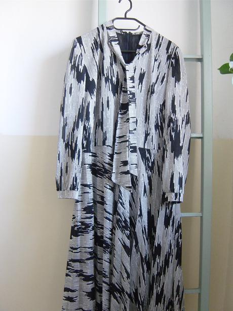 Šaty vzorované, 44