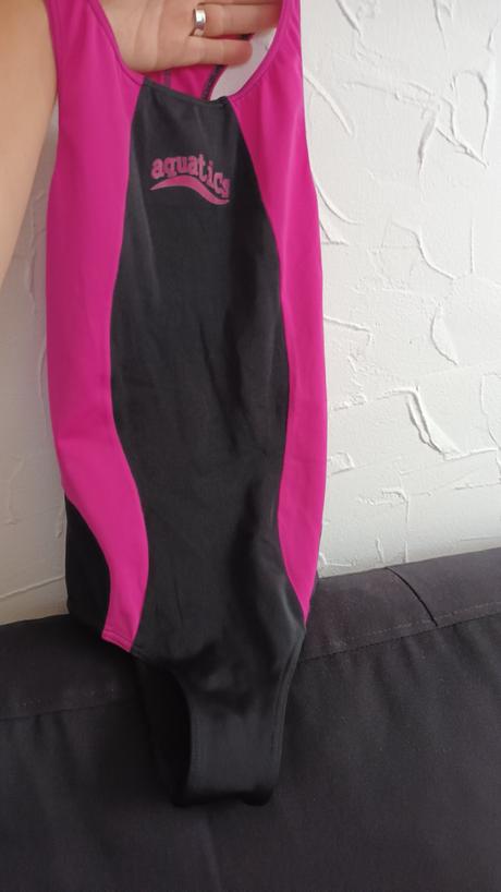 Jednodielné plavky s otvorom na chrbátiku, 146