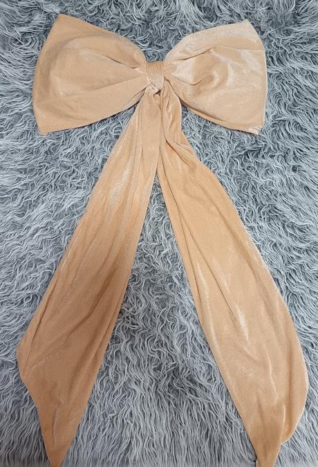 Zamatová krémová mašľa, 