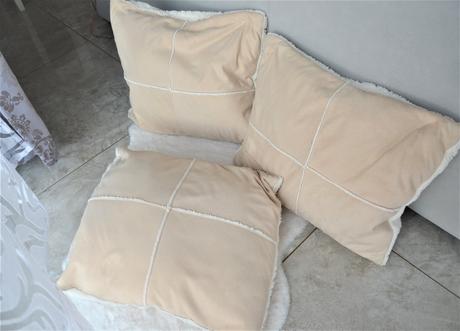 3x béžový vankúš,