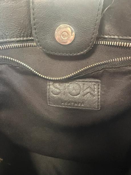 Čierna kožená kabelka stow so zlatým detailom tote,