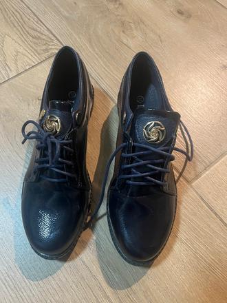 Tmavomodré topánky, 37