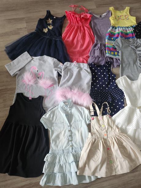 Balíček  dievčenských šiat a overal, pančušky17 ks, 122–134