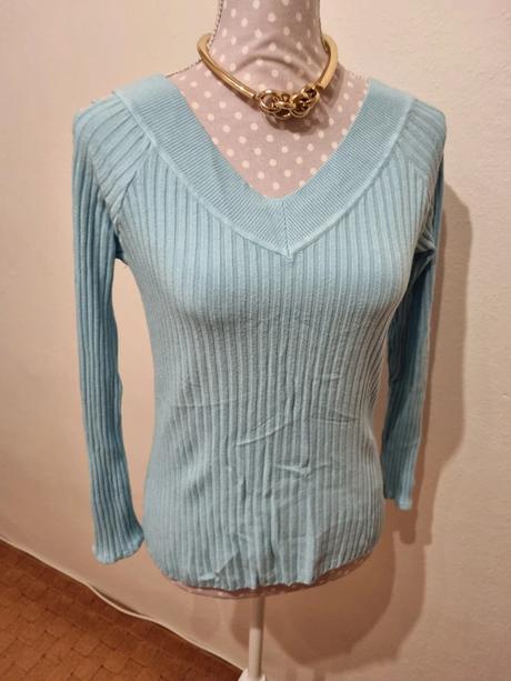 Svetlomodrý svetrík s otvormi na rukáve veľ. m, m