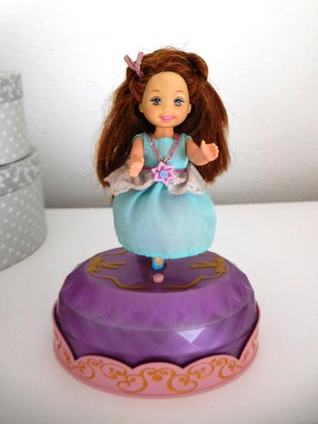 Prekrásna matell tancujúca baletka, tancuje sama,