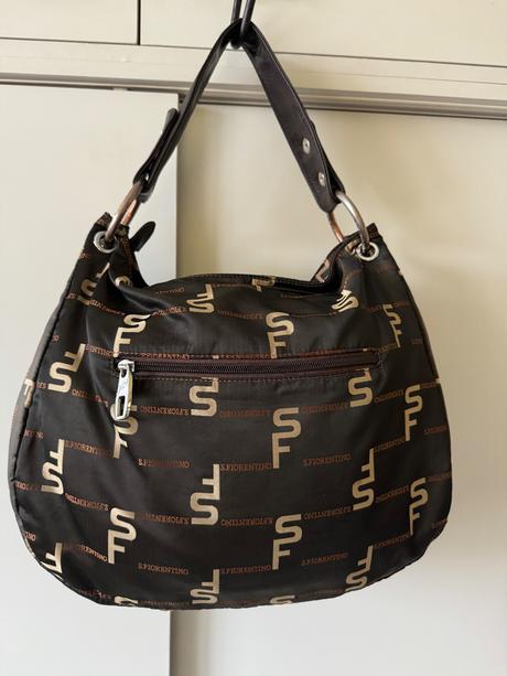 Hnedá kabelka s popisom, 