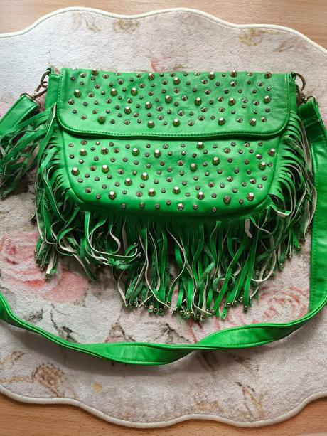 Crossbody so strapcami, 