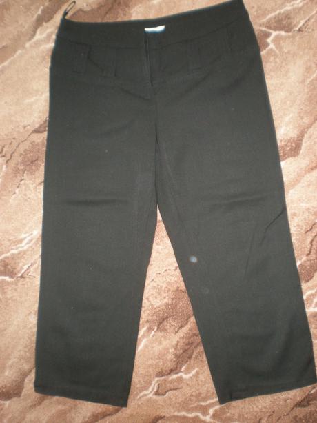 Čierne 3/4 nohavice, 36