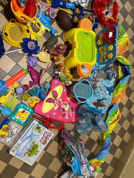 Rozne hracky do vody a piesku, 