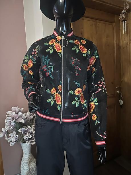 Čierna vyšívaná bombera zn. guess originál, guess,m / s