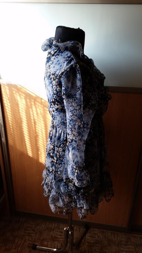 Kvietkované šaty s volánmi, s