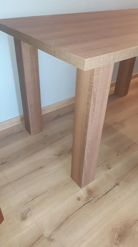 Jedálenský stôl a 4 stoličky, 