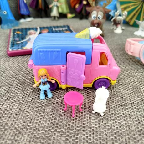 Zbierka figúrok frozen + polly pocket grátis,