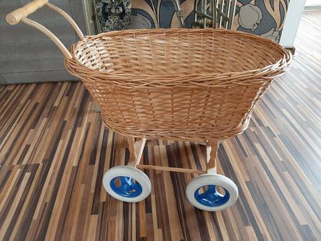 Zľava. prútený kočiar.,