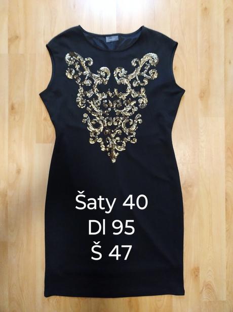 Šaty so zlatymi doplnkami, 40