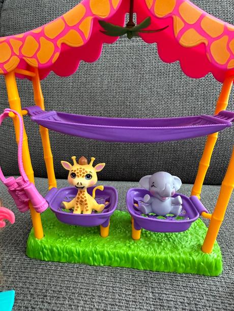 Enchantimals ideme stanovať, 