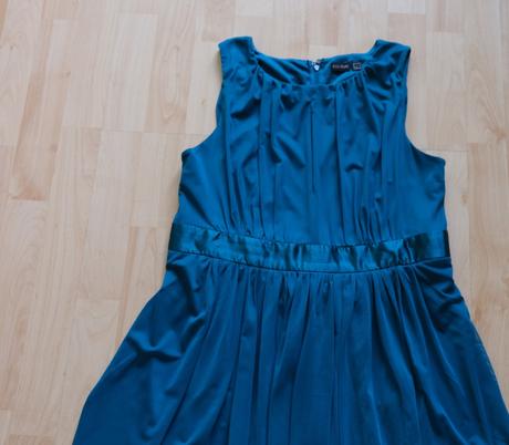 Zelenomodré šaty, 40