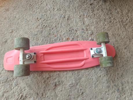 Ružový skateboard,