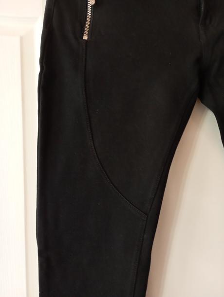 Čierne nohavice, 28