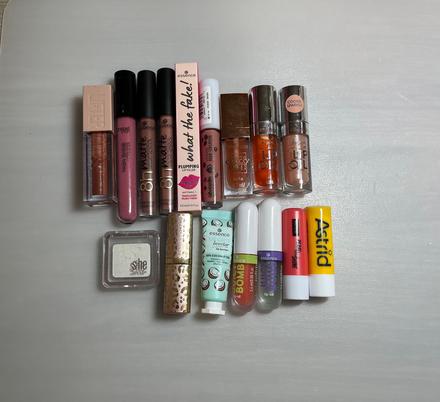 Dekoratívna kozmetika rôznych značiek, 