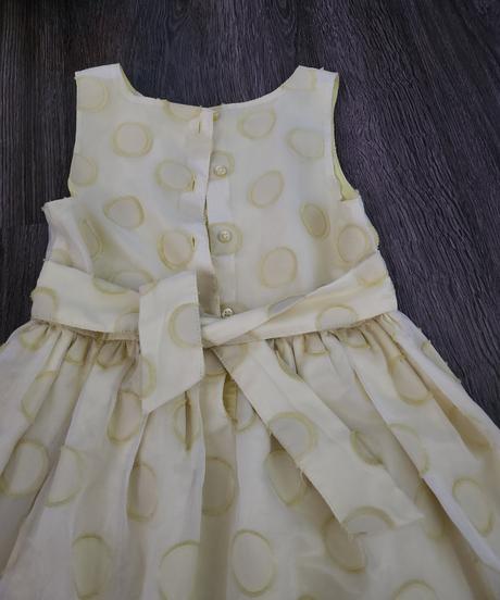 Pekné žlté šaty, 122