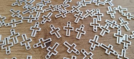 Prívesok krížik 17x10 mm - strieborný, 