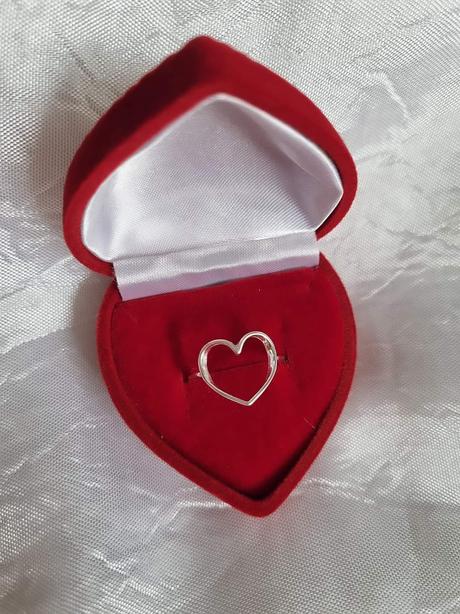 Strieborný prsteň s veľkým srdcom,