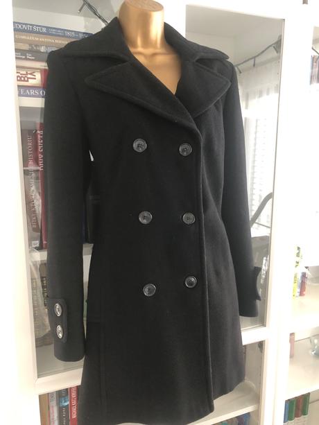 Vlnený čierny kabát, 36