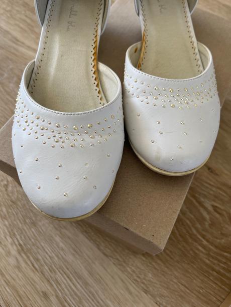 Poltopánky na slávnosť, nelli blu,38