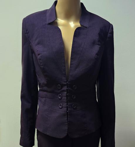 Elegantný kostým, 38