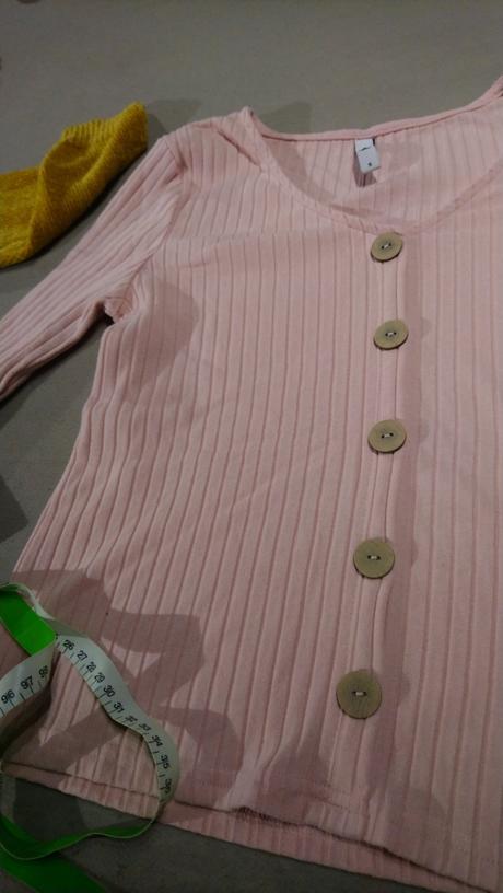 Tenký svetloružový svetrík, s