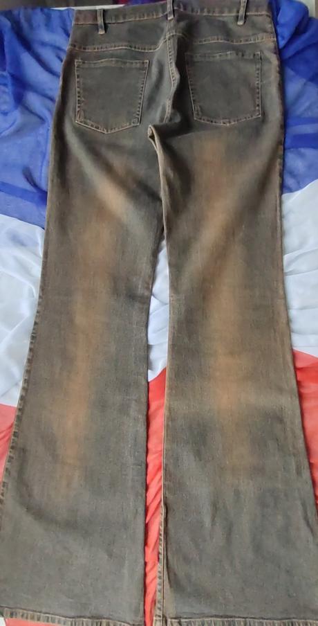 Hrdzavo-škoricové džínsy, 40