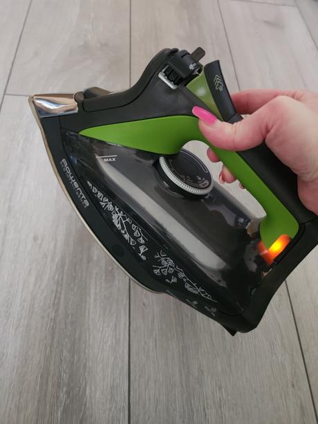 Naparovacia žehlička rowenta model dw6330,2700w, rowenta