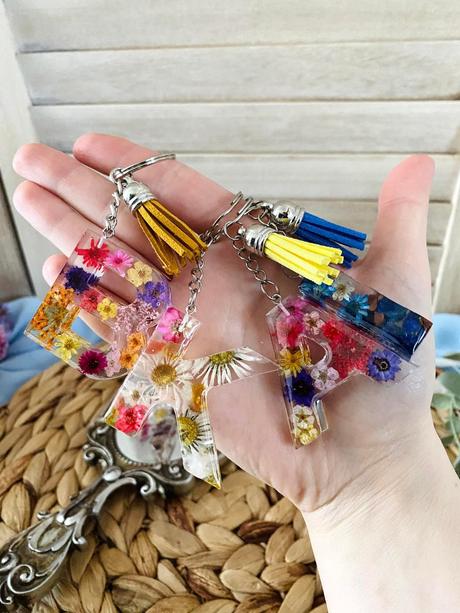 Ručne vyrobené živicové kľúčenky, 