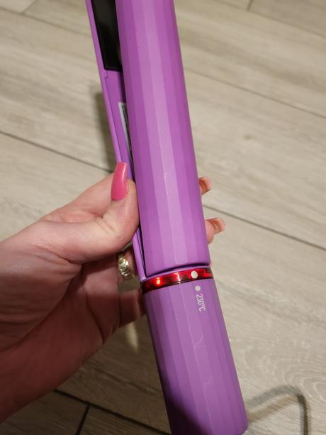 Fialová žehlička na vlasy, 