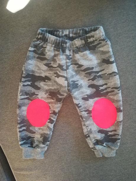 Maskačové tepláčiky, 74