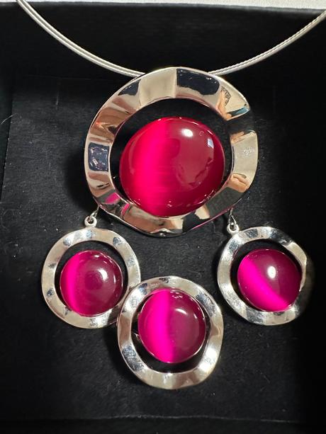 Súprava s cyklámenovým kamienkom,