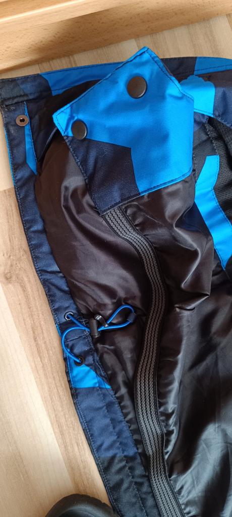 4f lyžiarska súprava bunda + oteplovaky, 146