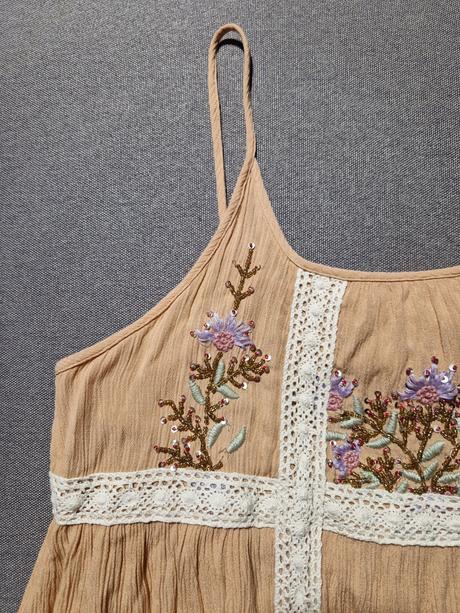 Ľahké letné šaty s výšivkou, m