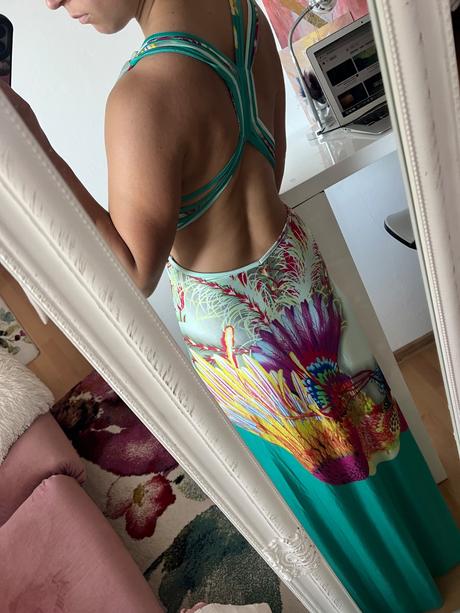 Šaty so zaujímavým chrbtom, l