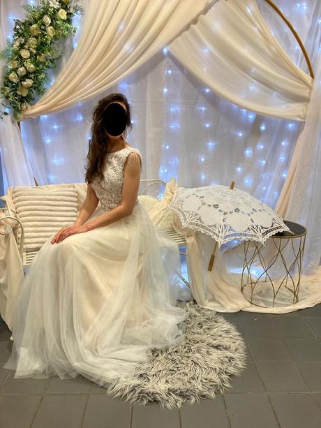 Nádherné spoločenské šaty s holým chrbtom, s