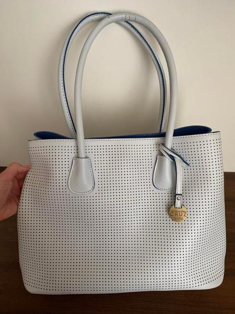 Krásna kabelka, carpisa