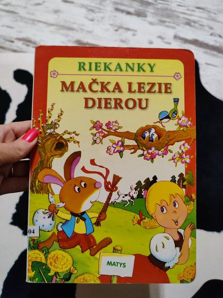 Riekanky mačka lezie dierou, 