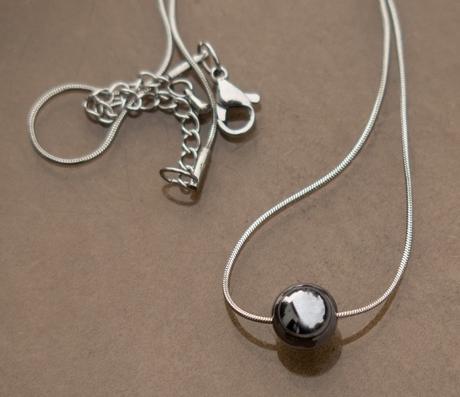 Minimalistický náhrdelník s terahertzom,