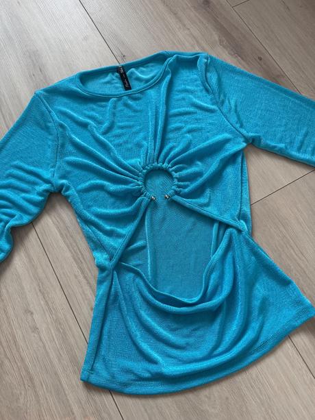 Nadherny top s vyrezom, s