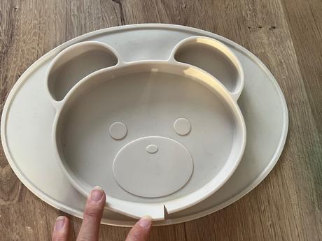 Podbradníky, fľaša, misky, príbor, 