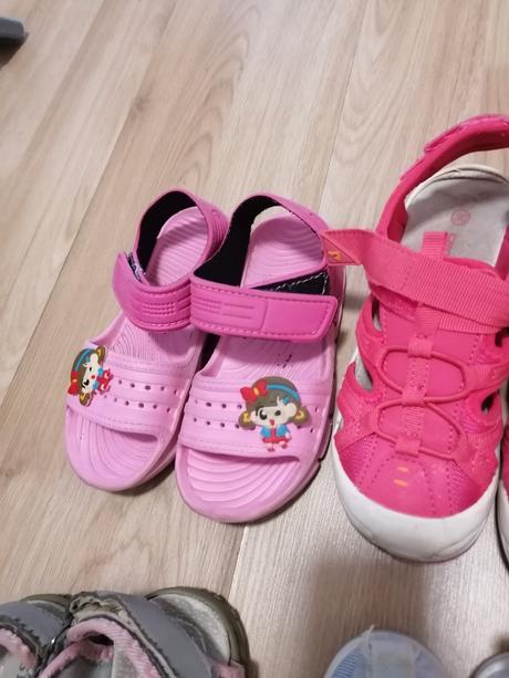 Šľapky a croksy k vode, 29