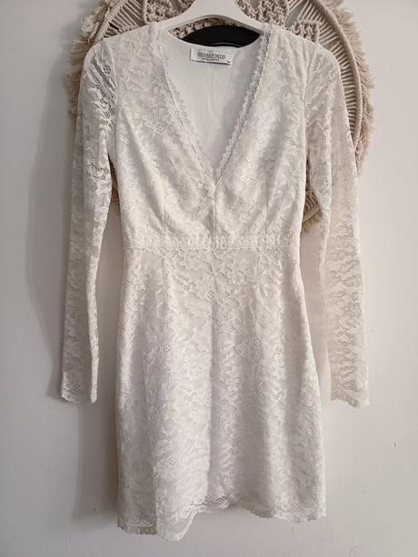 Krásne čipkované šaty, s