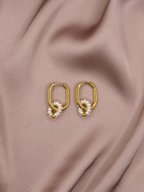 Zlaté náušnice z riečnych perál,