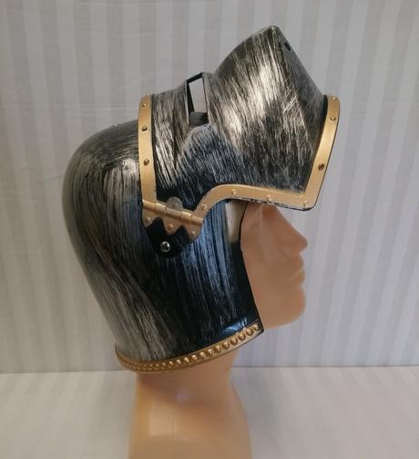 Strieborná rytierska prilba so zlatým lemovaním, 